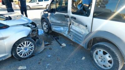 Adıyaman'ın Gölbaşı ilçesinde, otomobil ile hafif ticari aracın çarpışması sonucu