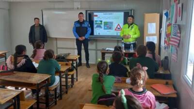 Adıyaman'ın Gölbaşı ilçesinde, Trafik polisleri ilkokul öğrencilerine trafik kurallarını anlatmak