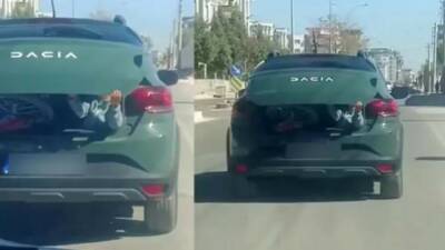 Adıyaman’da, küçük bir çocuğun kapağı açık olan otomobil bagajında taşındığı