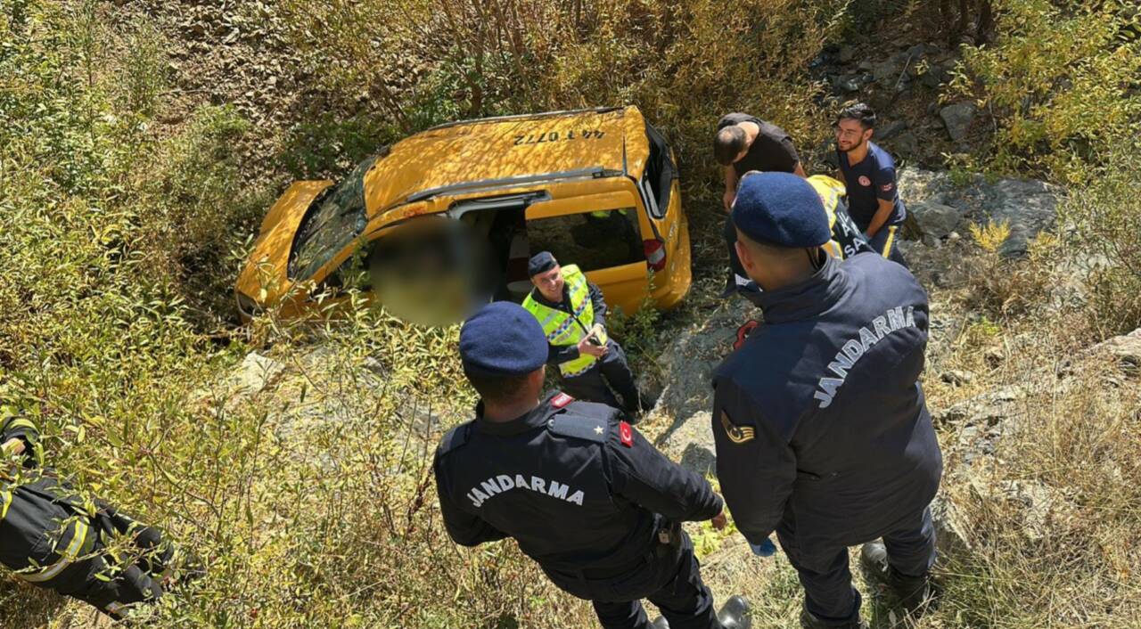 Adıyaman’da Hafif Ticari Araç Şarampole Yuvarlandı: 2 Kişi Hayatını Kaybetti