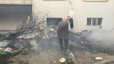 Adıyaman’ın Alitaşı Mahallesi'nde bir apartmanın bahçesinde çıkan moloz yangını, çevrede