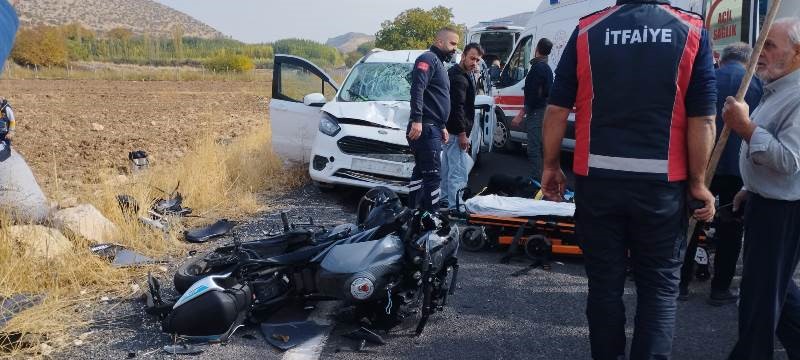 Mardin’de Ticari Araç ve Motosiklet Çarpıştı: 2 Yaralı