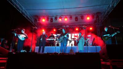 Kilis’te, müzikseverlerin heyecanla beklediği Dedublüman konseri gençlere coşku dolu anlar