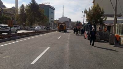 Adıyaman'ın Gölbaşı ilçesinde yapımı tamamlanan Atatürk Bulvarı'nda yol çizgi çalışmaları