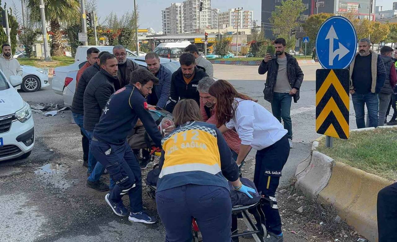 Adıyaman’ın Kahta ilçesinde meydana gelen trafik kazasında, iki otomobilin çarpışması