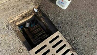 Adıyaman’ın Sümerevler Mahallesi Eski Besni Caddesi’nde, kırılan mazgaldan dolayı araçların