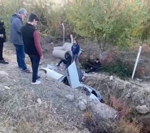 Adıyaman’ın Kahta ilçesinde otomobil