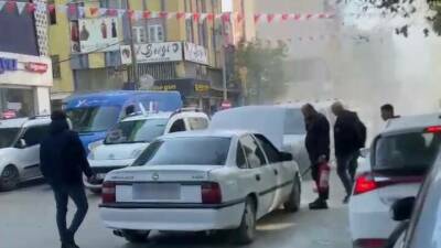 Adıyaman merkez Gölbaşı Caddesi'nde hareket halindeki bir otomobilin motor kısmında