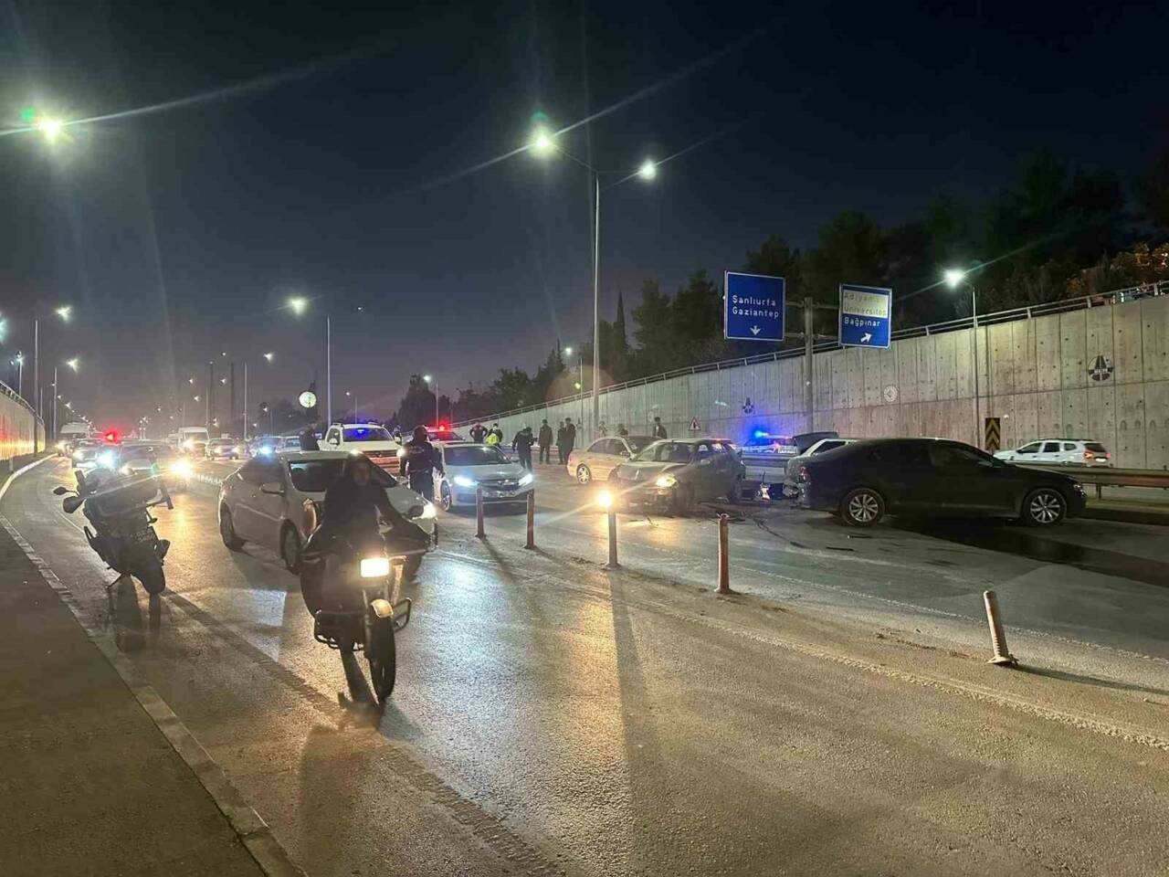 Adıyaman’da Altınşehir Köprüsü yakınlarında dört aracın karıştığı zincirleme trafik kazasında