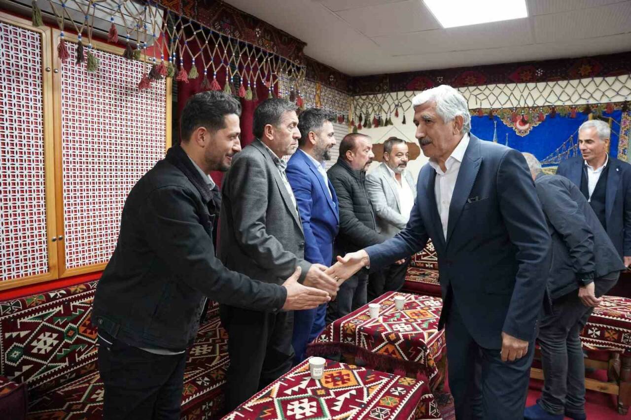 Adıyaman’ın Kahta İlçesi Belediye Başkanı Mehmet Can Hallaç, mahalle muhtarlarıyla