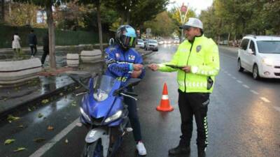 Batman Emniyet Müdürlüğüne bağlı trafik ekipleri, kent merkezinde motosikletlere yönelik