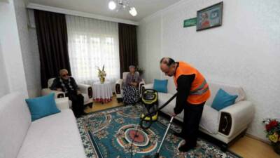 Gaziantep Büyükşehir Belediyesi, kentteki bakıma muhtaç ve engelli bireylerin evlerine