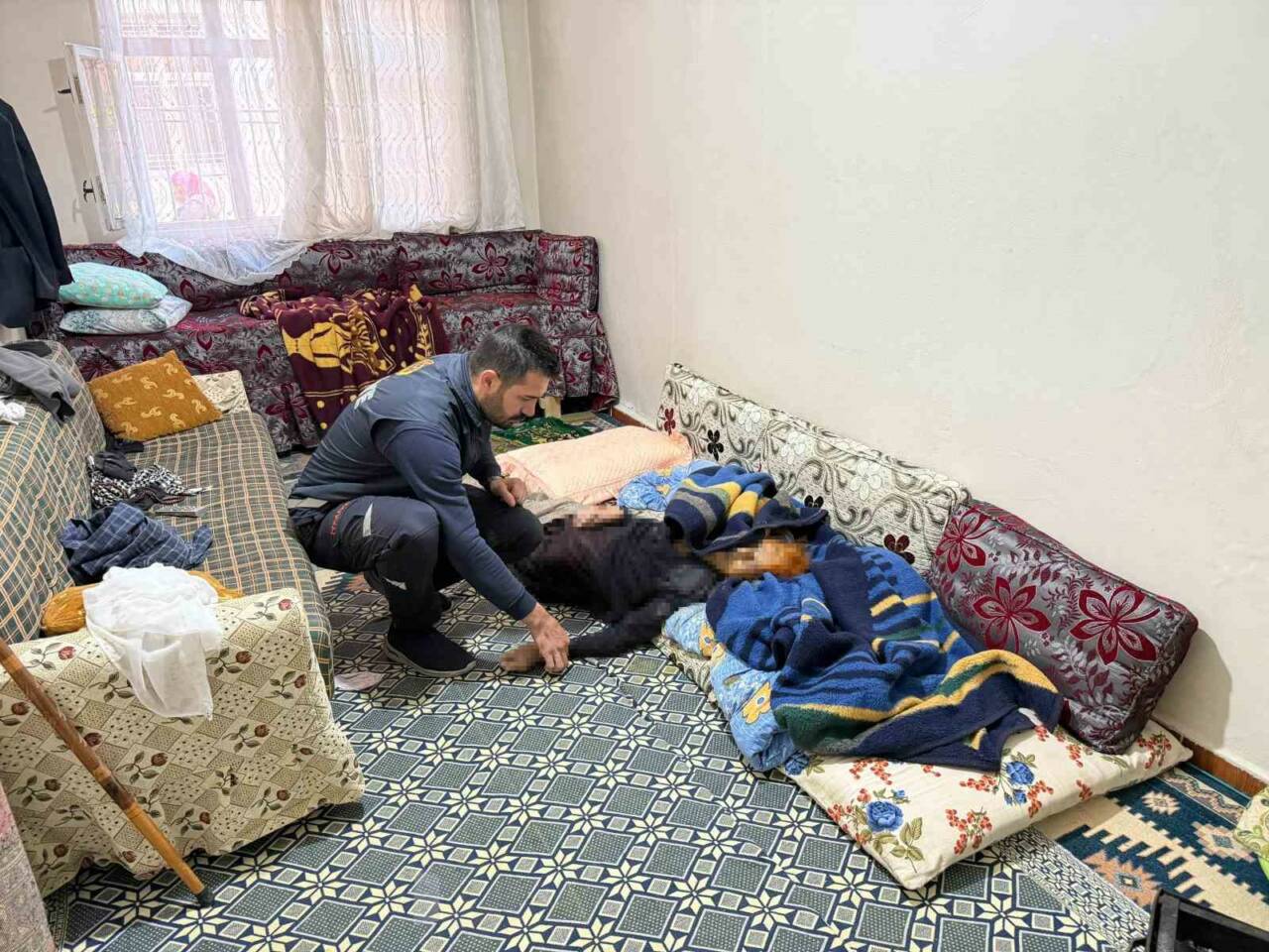 Isınmak için evin içine mangal koyan yaşlı çiftten biri hayatını