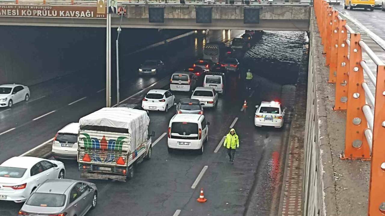 Diyarbakır’da Sağanak Etkili Oldu, Sürücüler Zor Anlar Yaşadı