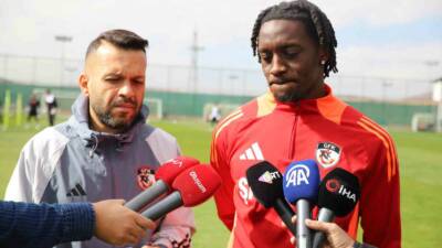 Gaziantep FK’nın tecrübeli futbolcuları Christopher Lungoyi ve Deian Sorescu, 9
