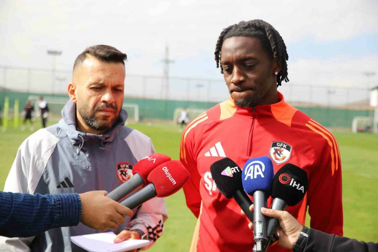 Gaziantep FK’nın tecrübeli futbolcuları Christopher Lungoyi ve Deian Sorescu, 9