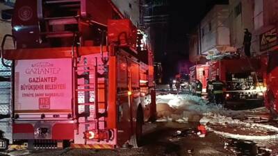 Gaziantep’te bir ayakkabı ve terlik imalathanesinde çıkan yangın itfaiye ekiplerinin