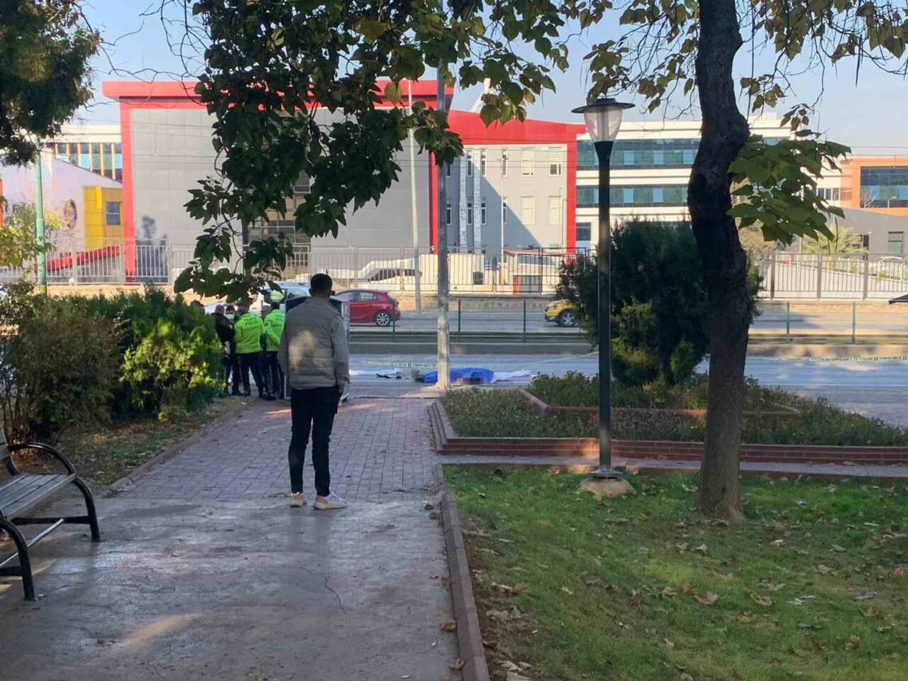 Meydana gelen kazada, halk otobüsünün altında kalan motosiklet sürücüsü hayatını