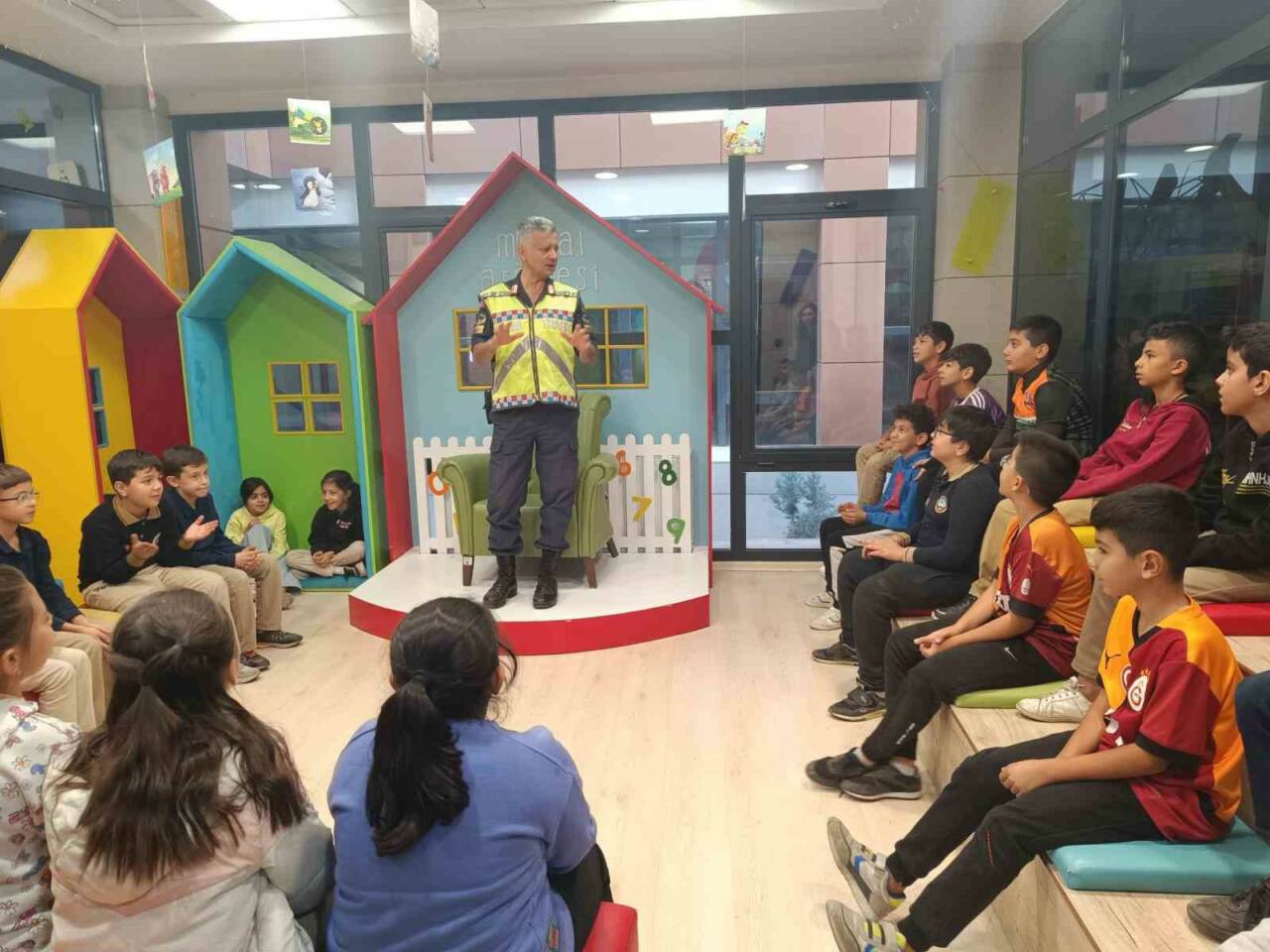 Gaziantep İl Jandarma Komutanlığı, ilköğretim okullarında ve Güvenevler Çocuk Kütüphanesi'nde