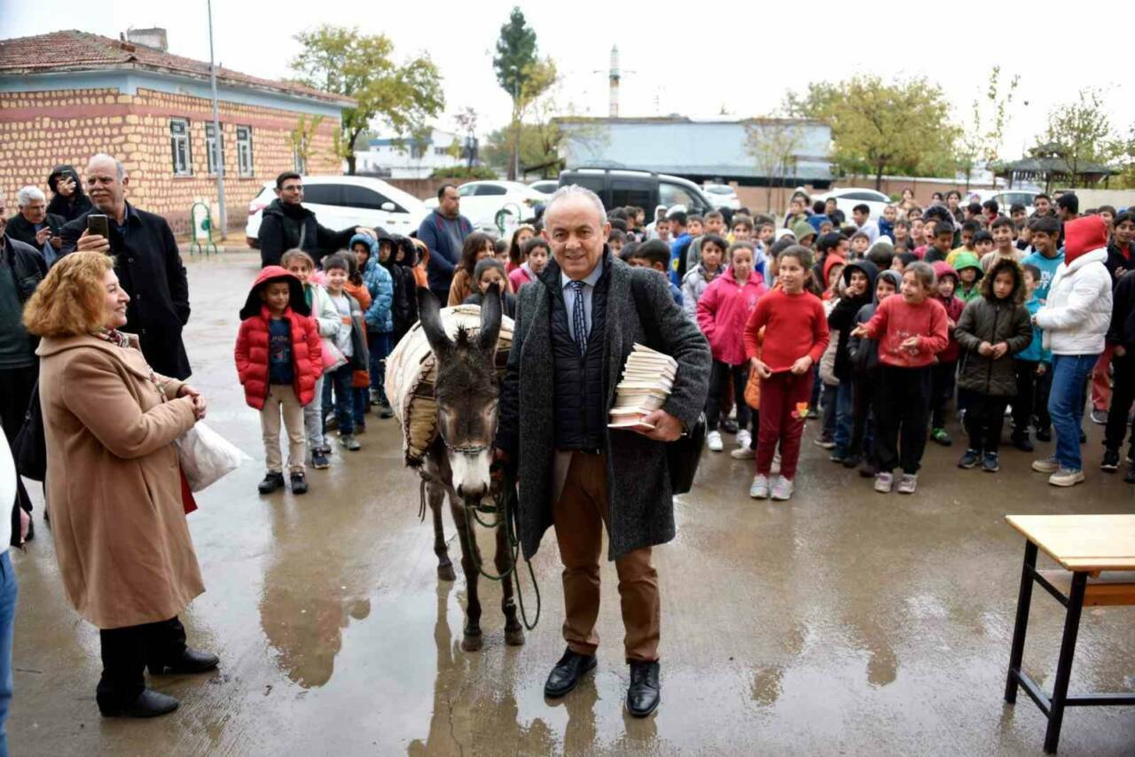 İmza Gününe Eşekle Geldi