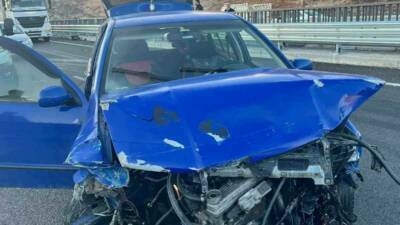 Adıyaman’ın Kahta-Siverek Karayolu’nda meydana gelen kazada, kontrolden çıkan otomobilin bariyerlere