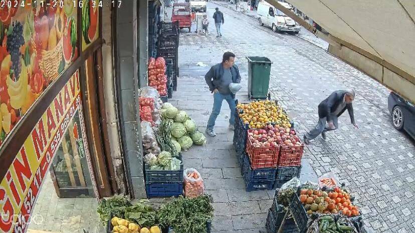 Diyarbakır’ın Hani ilçesinde, kaldırımda