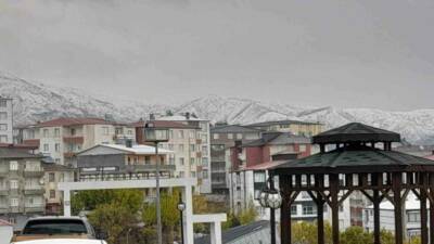 Diyarbakır’ın Kulp ilçesi, sabah saatlerinde etkili olan mevsimin ilk kar