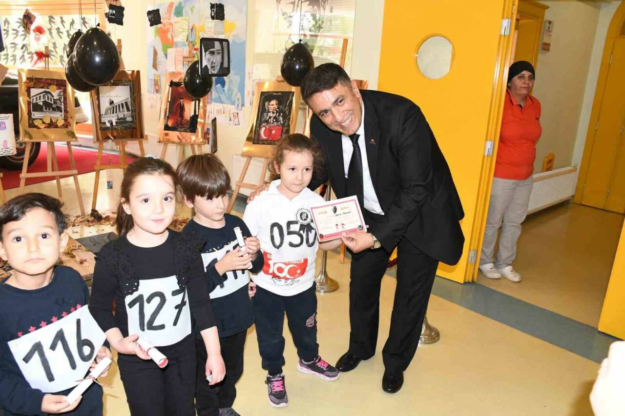 Gaziantep Kolej Vakfı (GKV) Özel Anaokulu öğrencileri, Cumhuriyetimizin kurucusu Gazi