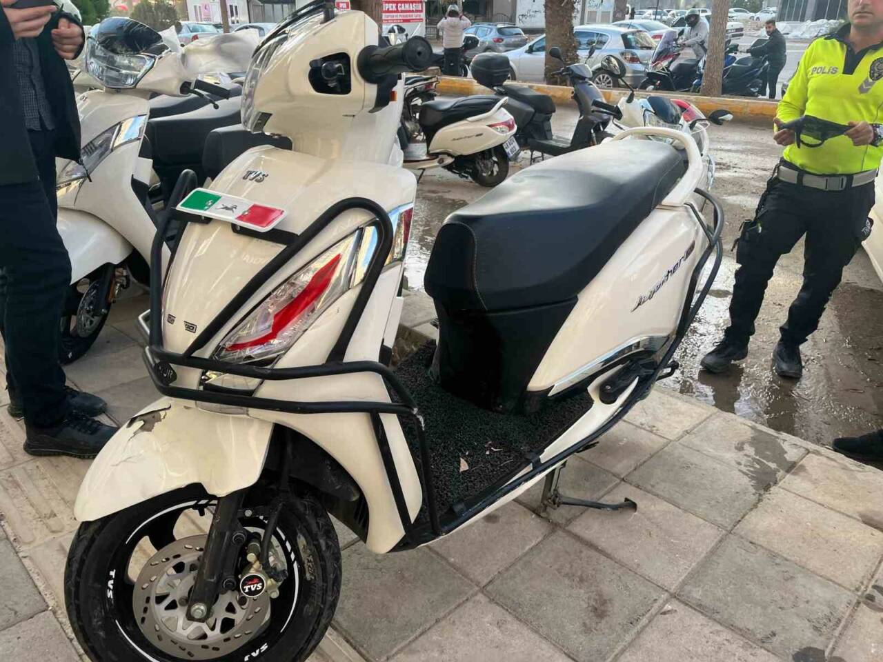 Adıyaman'da iki motosikletin kafa kafaya çarpışması sonucu bir kişi yaralandı.