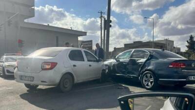 Mardin’in Nusaybin ilçesinde iki otomobilin çarpışması sonucu maddi hasarlı bir