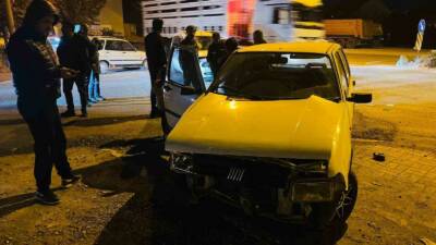 Adıyaman’ın Gölbaşı ilçesinde, bir otomobil ile hafif ticari aracın çarpışması