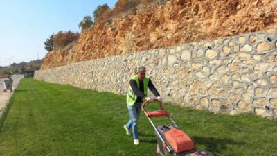 Adıyaman'ın Gölbaşı ilçesinde, Gölbaşı Belediyesi tarafından yürütülen peyzaj düzenleme çalışmaları