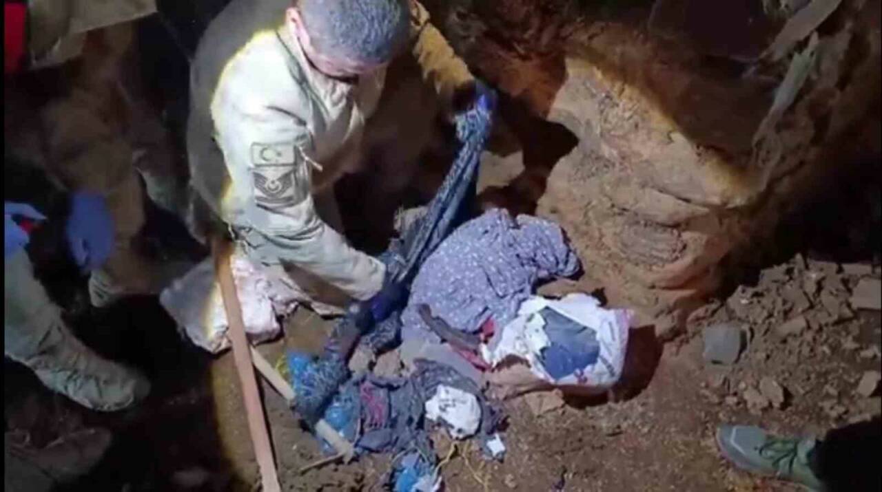 Jandarma ekiplerinin düzenlediği silah kaçakçılığı operasyonunda, 2 el bombası, uzun