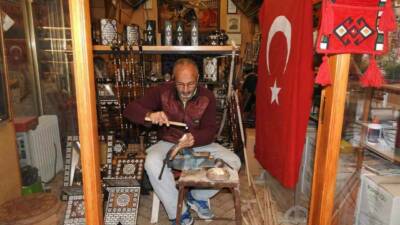 Gaziantep’te yaşayan Nazım Şengil, köklü bir süsleme sanatı olan sedef