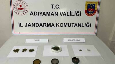 Adıyaman İl Jandarma Komutanlığı ekipleri, yol güvenliği çalışmaları sırasında durumundan