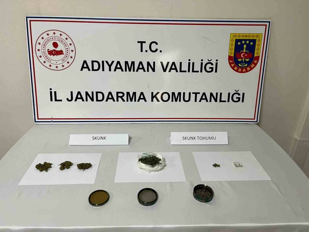 Adıyaman İl Jandarma Komutanlığı ekipleri, yol güvenliği çalışmaları sırasında durumundan
