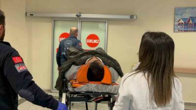 Adıyaman'da, taşlık alana zorunlu iniş yapan bir paraşütçü yaralandı.