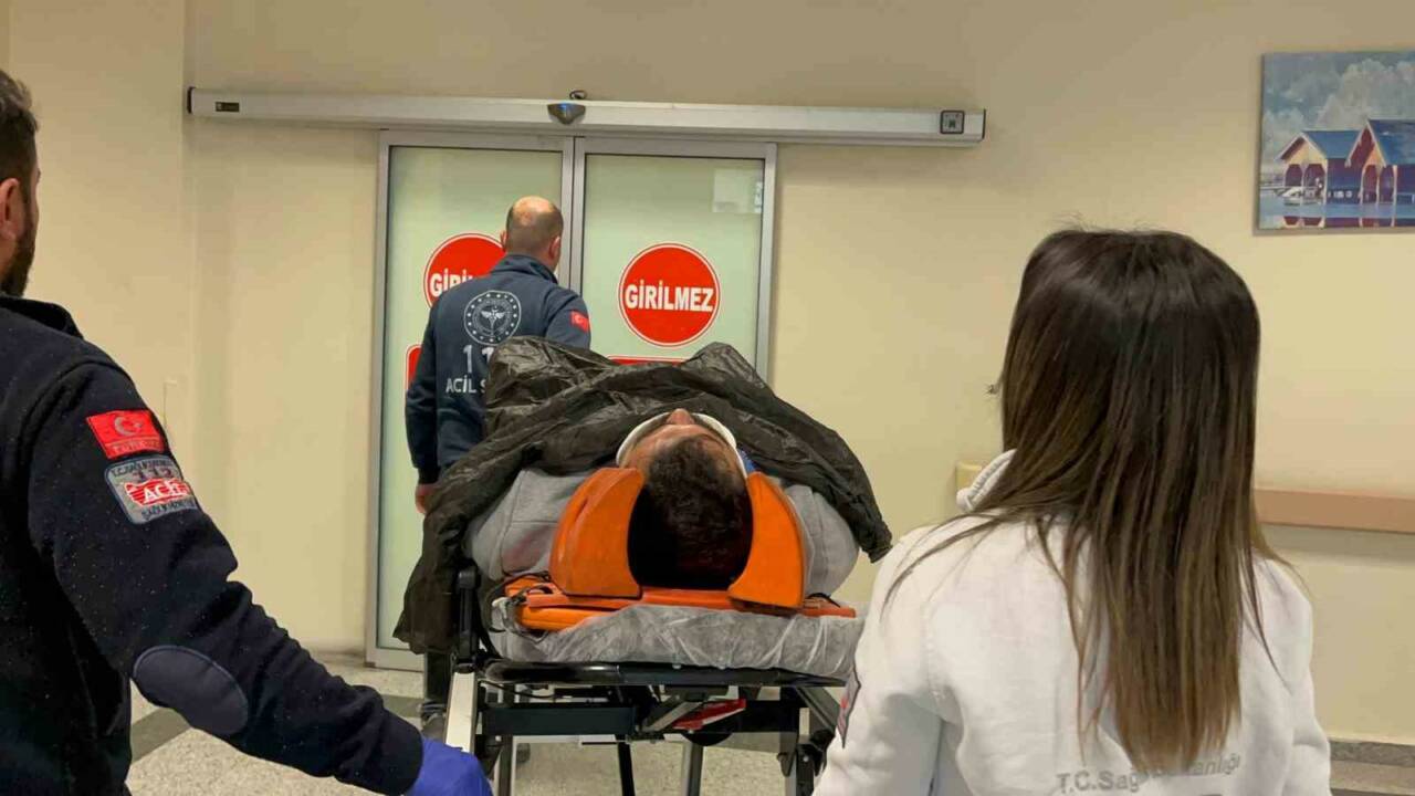 Adıyaman'da, taşlık alana zorunlu iniş yapan bir paraşütçü yaralandı.