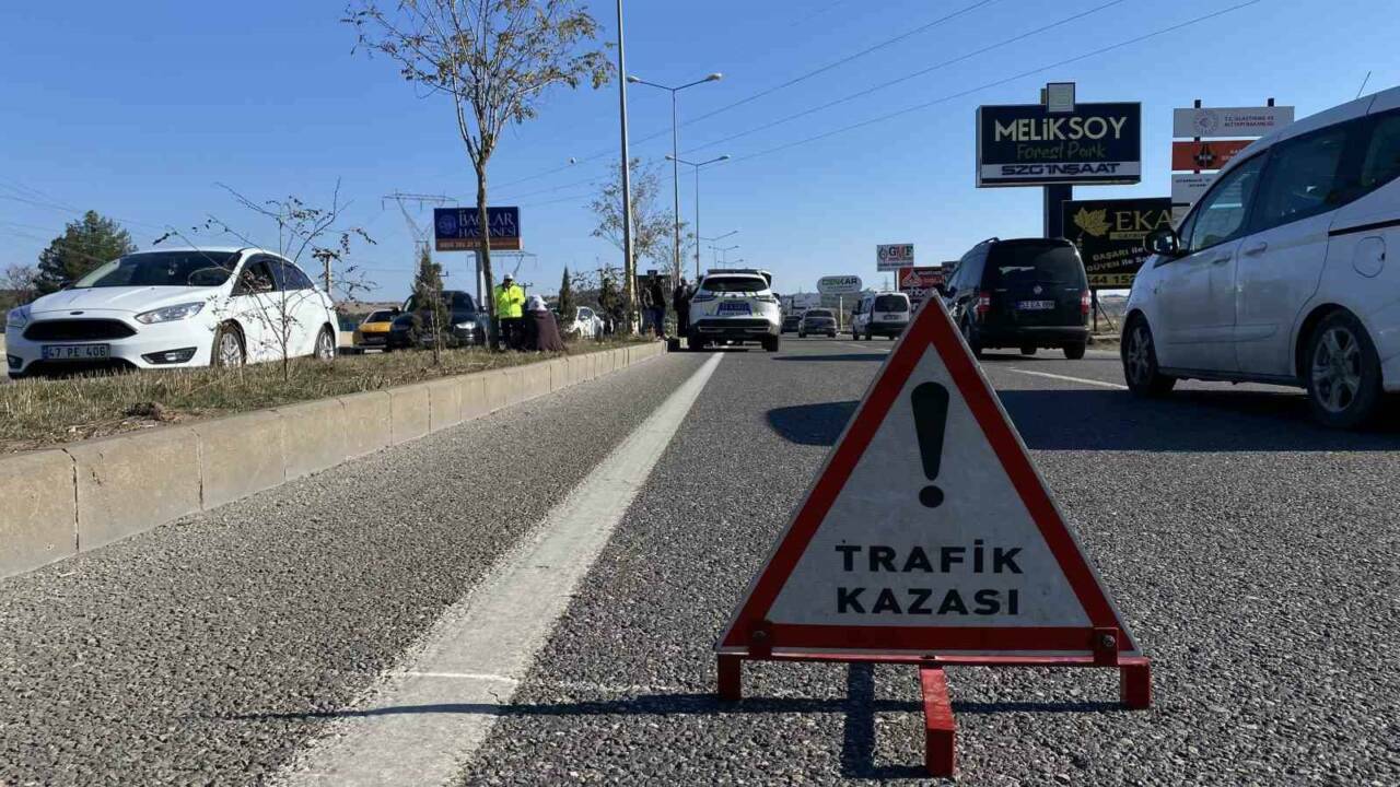 Diyarbakır’ın Yenişehir ilçesinde meydana gelen zincirleme trafik kazasında 5 kişi