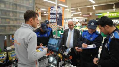 Adıyaman Belediyesi Zabıta Müdürlüğü ekipleri, kent merkezindeki marketlerde “Fahiş Fiyat”