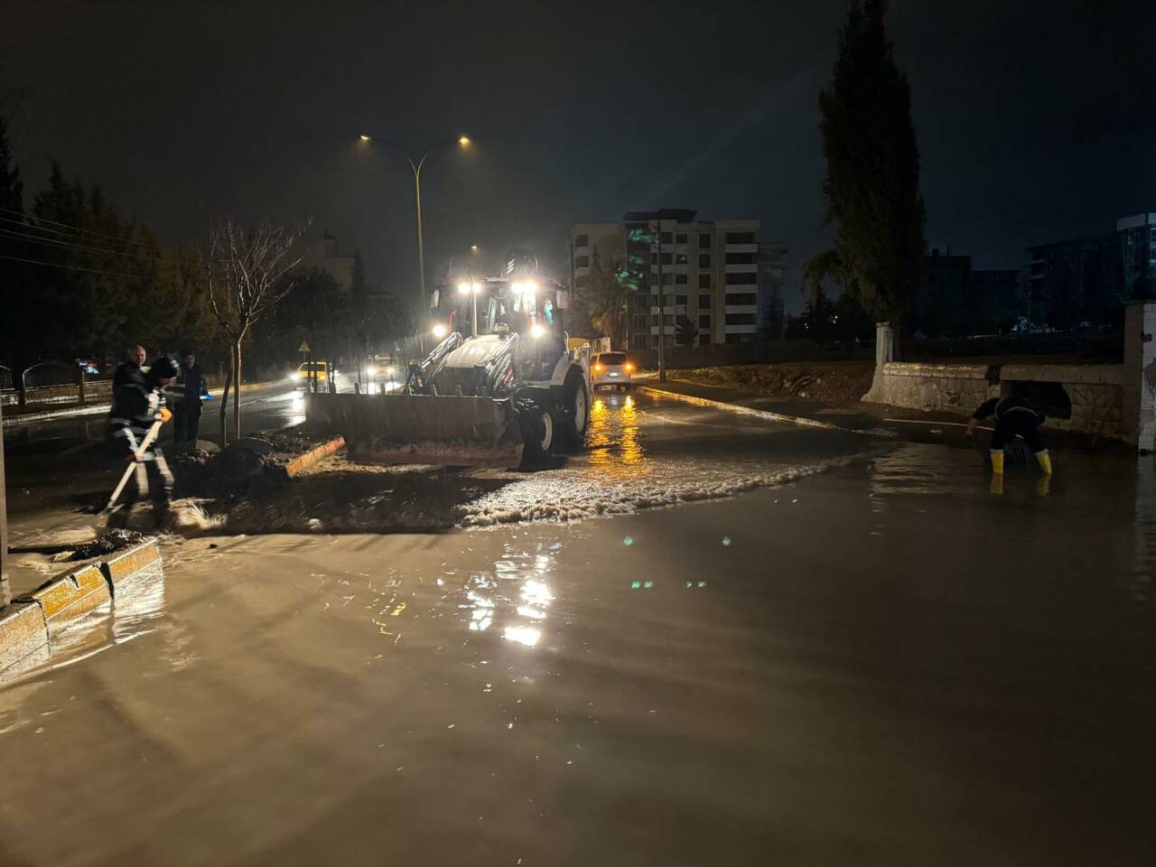 Adıyaman Belediyesinden su baskınlarına karşı gece mesaisi