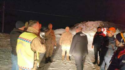 Adıyaman’da, yağışların ardından buzlanma nedeniyle yolda mahsur kalan sürücüler, AFAD