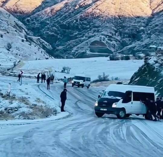 ADİYAMAN’DA KAR YAĞIŞI SONRASI YOLLAR BUZ PİSTİNE DÖNDÜ