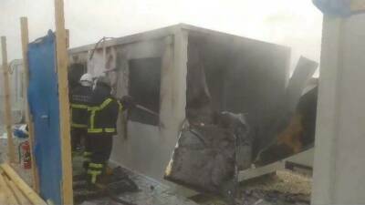 Adıyaman merkezindeki K-13 Konteyner Kent'te çıkan yangında itfaiye ekipleri kısa