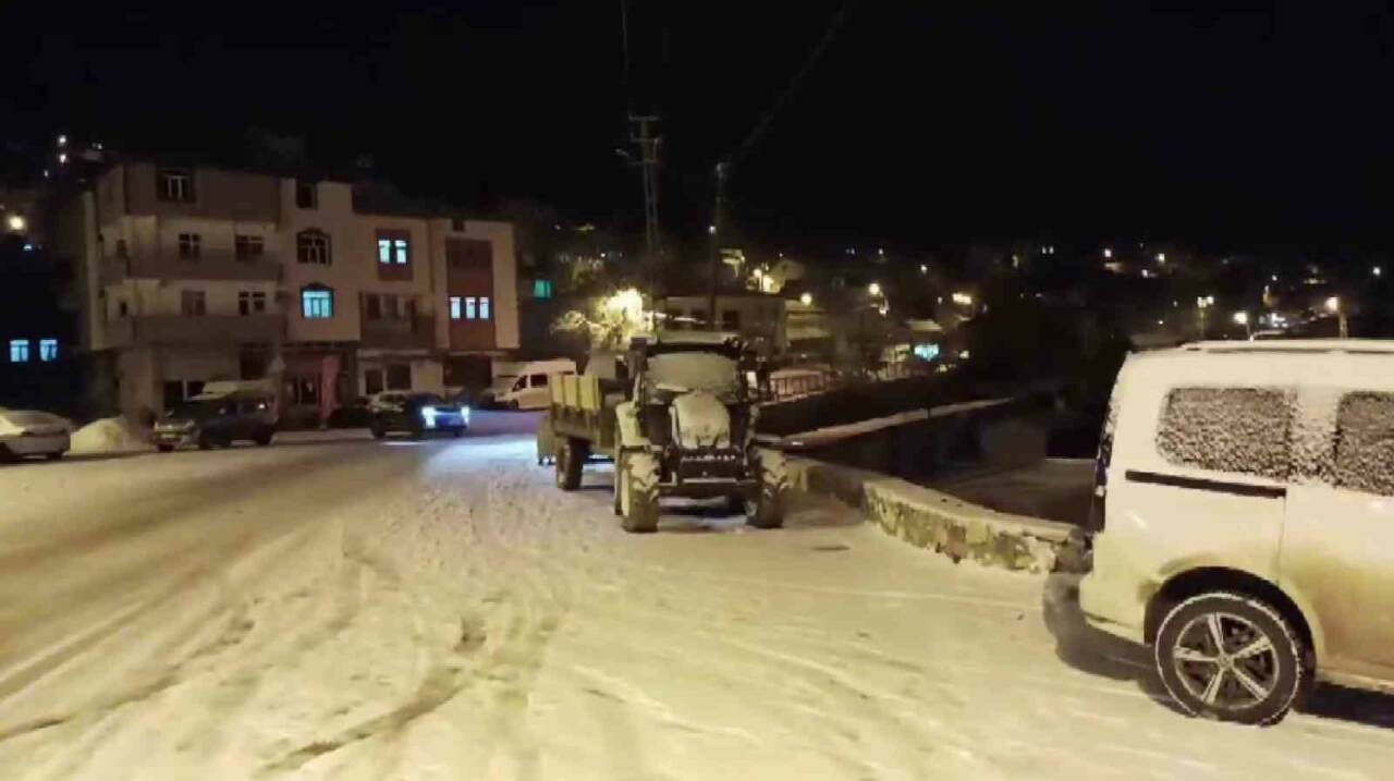 Adıyaman'da meteorolojinin uyarısının ardından mevsimin ilk karı yağdı. Yüksek rakımlı