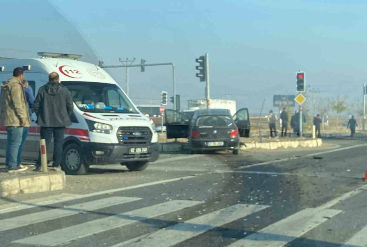 Adıyaman-Şanlıurfa Yol Ayrımında Trafik Kazası: 2 Yaralı