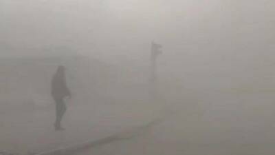 Adıyaman'da ağır hasarlı bir binanın yıkımı sırasında oluşan yoğun toz,