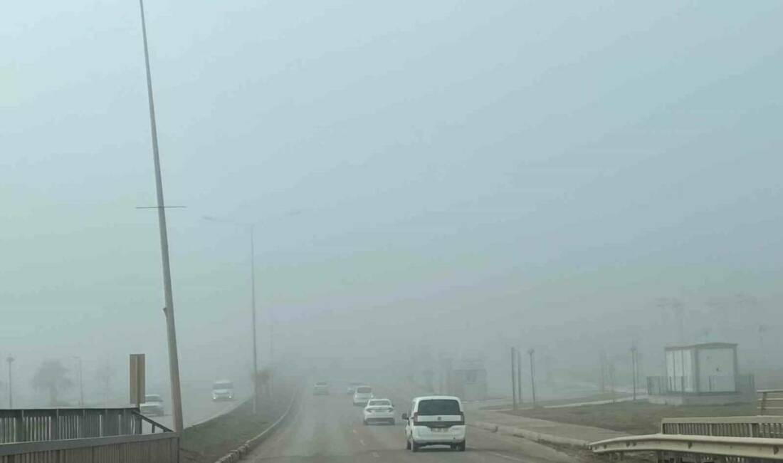 Adıyaman kent merkezi sabah saatlerinde yoğun sisin etkisi altına girdi.