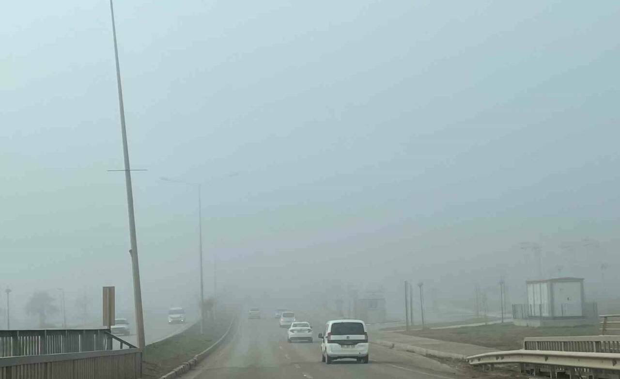 Adıyaman kent merkezi sabah saatlerinde yoğun sisin etkisi altına girdi.