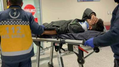 Besni'ye bağlı Şambayat Beldesi’nde yapımı süren köy evlerinden birinin çatısında